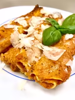 Huisbereide gevulde pasta met Parmezaanse kaas en basilicum