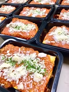 Huisbereide lasagne in afhaalverpakking