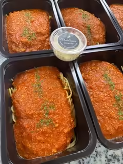 Afhaalporties spaghetti met huisbereide bolognesesaus