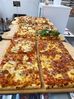 Verse vierkante pizza's op de toonbank