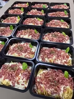 Vers bereide afhaalporties pasta carbonara