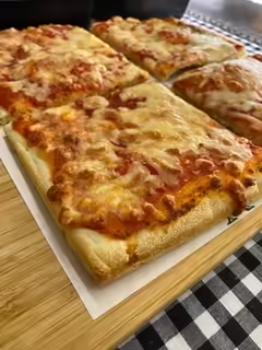 Versgebakken vierkante pizza in stukken