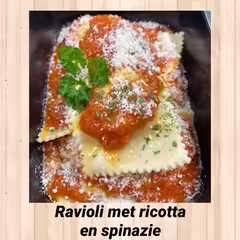 Ravioli met ricotta en spinazie in tomatensaus