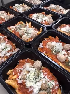 Afhaalporties penne met tomatensaus en gehaktballetjes